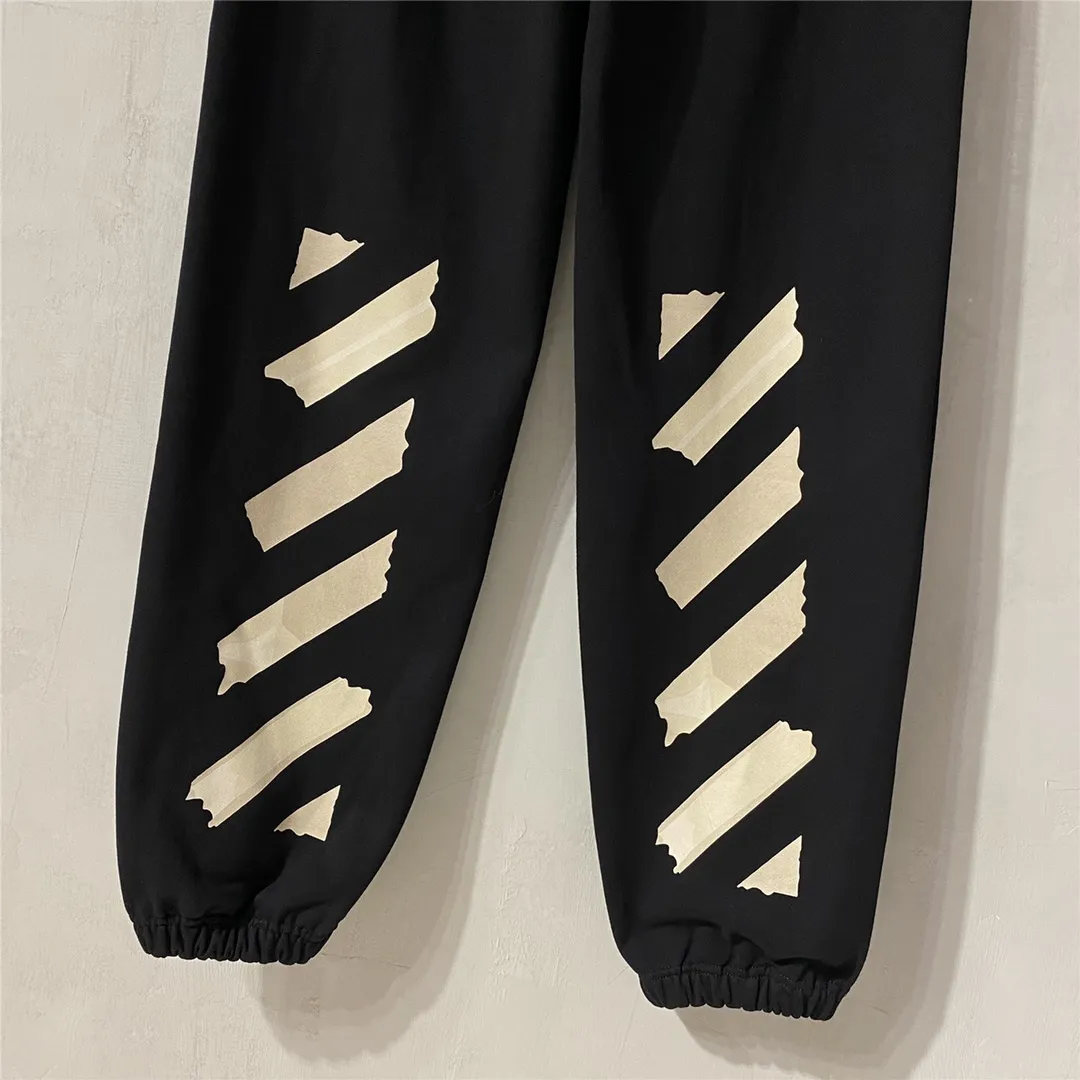 The top tested version for spring and autumn OFF WHITE OW patch bronzing tape arrow sweatpants, the same style pure cotton loose trousers for men and women couples, OW men's and women's loose leg-fitting sports casual pants, with anti-counterfeiting technology on the back, the real over-the-top version, OW yellow glue, obvious signature, unique high street style! The stylized design is printed on a classic frame, and a layer of foundation-colored colloid with a graffiti effect is superimposed on the printing. It is visually very consistent with the theme, as if a layer of tape has been pasted, and the design is brilliant! Heavy, tougher and retro, the main elements are heavily engineered, the micro-profile version is suitable for both men and women, surrounded by more street-style inkjet elements, and the inkjet style of street graffiti is everywhere. The printing is done on a Japanese-owned Mimaki printing machine, with no edges or burrs. Inkjet heat transfer is hot-pressed and cold-teared, and the high temperature is 180 degrees. The front piece needs to be pressed twice (the second time requires 180kg of air pressure). The transparent fabric pattern is anti-scratch and ironing, and the printing does not fog up. The semi-transparent tape in the front circle can reveal the covered part of the printing below. The color of the golden printing on the tape is not a flat color, and the colors of the tape printing are different in depth. The wash label is also customized according to the original font from the company. The accessories still use the full line of correct accessories. The rectangular woven collar label design has canceled the previous three-dimensional silicone feel font and changed it to a fully woven collar label. You can see fluorescent fonts on the collar label. The five-link silicone hang tag, the three-link washable label and the zebra crossing packaging line are still the same. Size chart Hips 56, recommended 120-150 catties M pants length 104 waist 80 hips 58 recommended 150-170 catties L pants length 106 waist 82 hips 60 recommended 170-190 catties (the waist is elastic and can be enlarged) Color: Black White P: 360